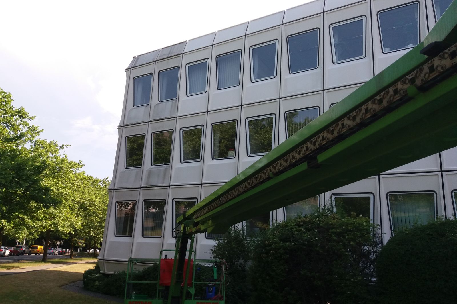 Hubsteiger im Einsatz an der Fensterfassade eines Bürogebäudes in Hannover