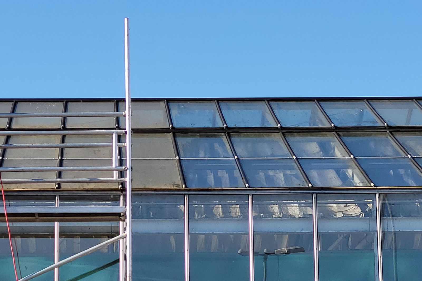 Glasdach vor und nach der Grundreinigung, Zugang über Rollgerüst